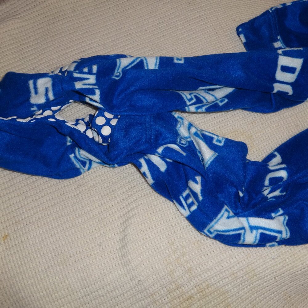 UNIVERSITY OF KENTUCKY FOOTED ONESIE SLEEPER PAJAMAS ADULT SIZE MEDIUM NWOT - Picture 2 of 3